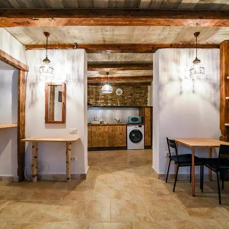 Downtown Rustic דירה